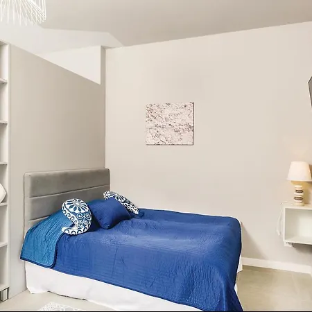 Studio In دومبكي